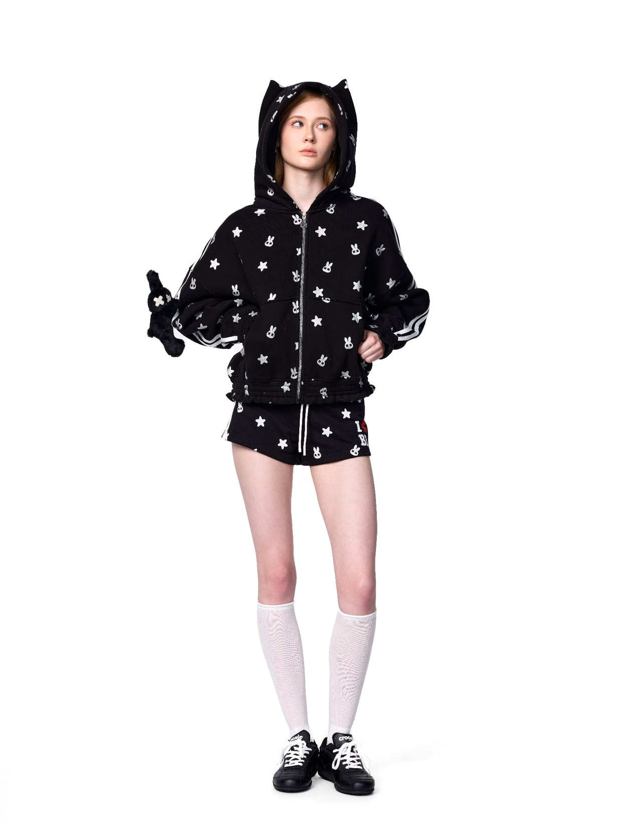 Outfit Cozy Full Look: Chatie Rabbie Boxy Hoodie Zip und Lolli Rabbit Pop Boxy Tee und Cloudy Candy Bubble Skirt