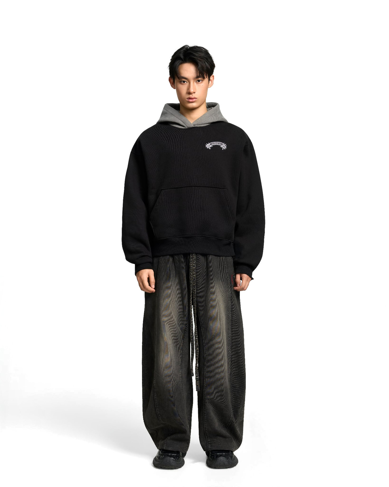 Outfit Hoodie Fit: Crosshair Baggy Pants und De Base Boxy Hoodie